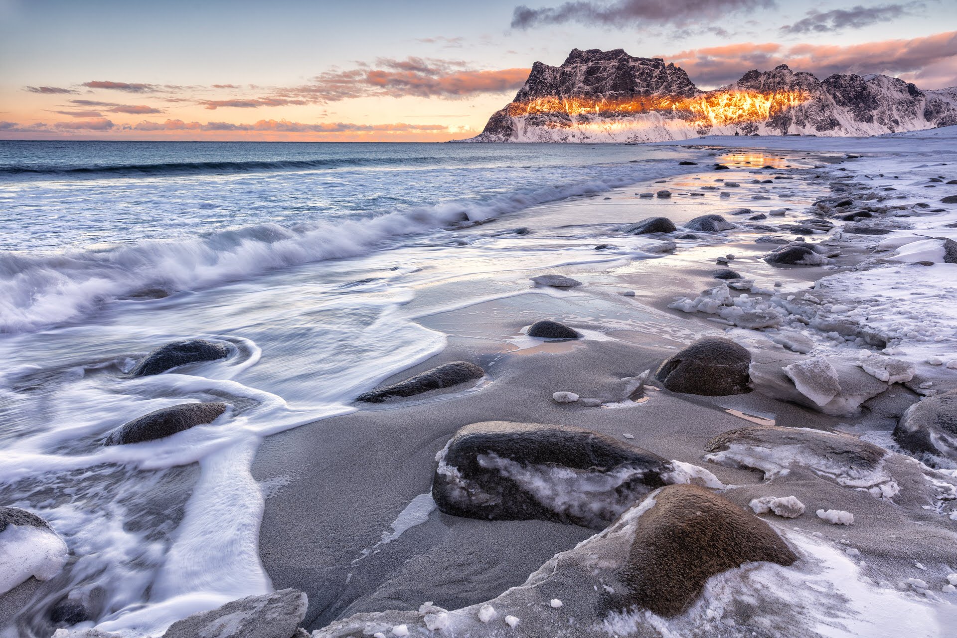 Téli naplemente Uttakleiv tengerpartján, Lofoten-szigetek